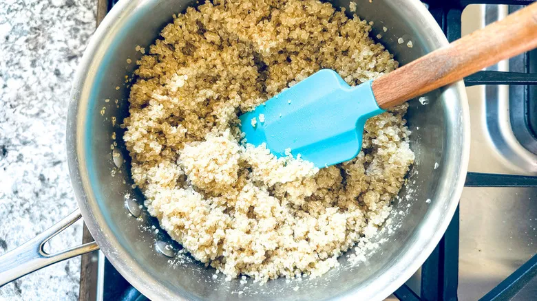 Ensalada de Quinoa, Mango y Aguacate: Receta Vegana Refrescante y Nutritiva