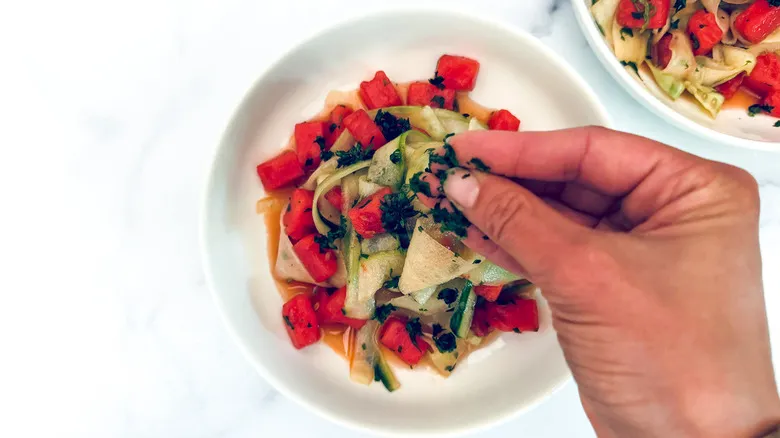 Ensalada de Sandía y Pepino: Una Opción Refrescante y Saludable para el Verano