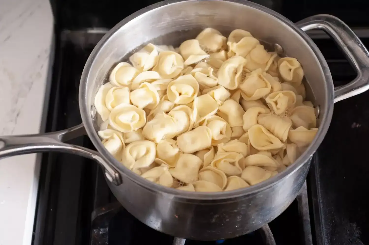 Ensalada de Tortellini con Aderezo de Limón y Hierbas