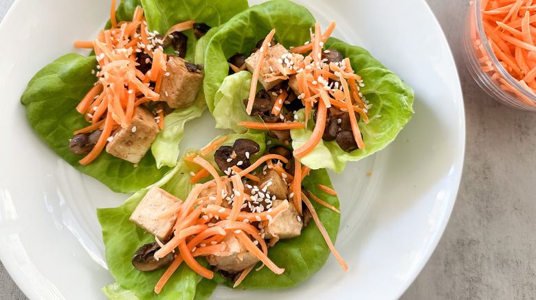 Envolturas de Lechuga con Tofu y Champiñones: Receta Vegana Fácil y Nutritiva