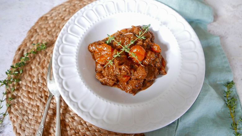 Estofado de Carne Clásico al Horno: Receta Reconfortante y Sustanciosa
