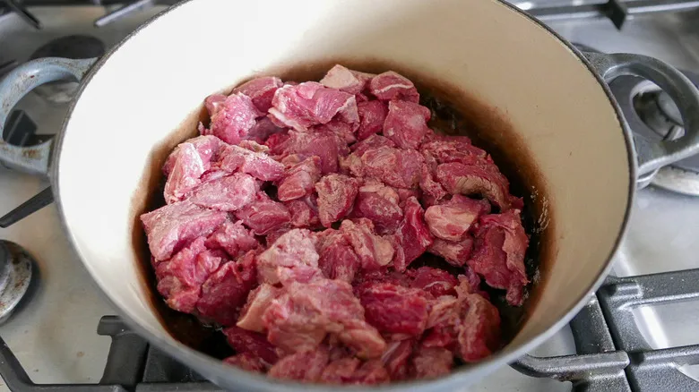 Estofado de Carne Clásico al Horno: Receta Reconfortante y Sustanciosa