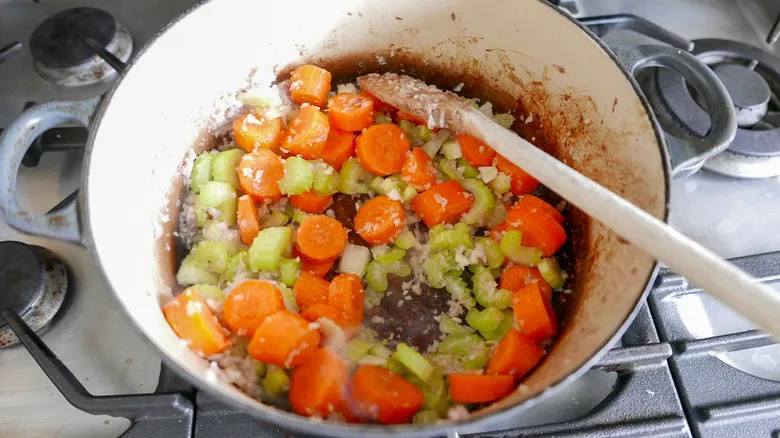 Estofado de Carne Clásico al Horno: Receta Reconfortante y Sustanciosa