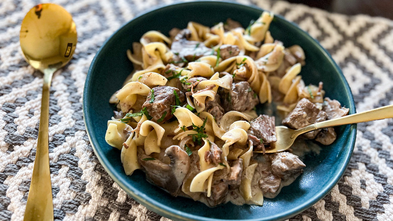 Estofado de Res Stroganoff en Olla de Cocción Lenta: Comodidad y Sabor sin Esfuerzo