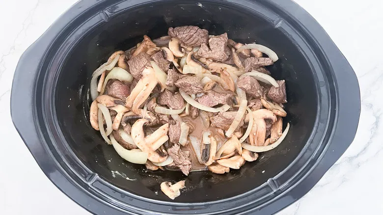Estofado de Res Stroganoff en Olla de Cocción Lenta: Comodidad y Sabor sin Esfuerzo