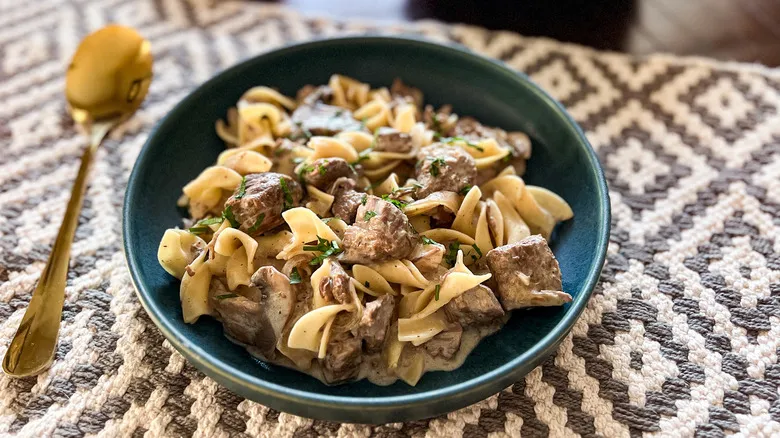 Estofado de Res Stroganoff en Olla de Cocción Lenta: Comodidad y Sabor sin Esfuerzo