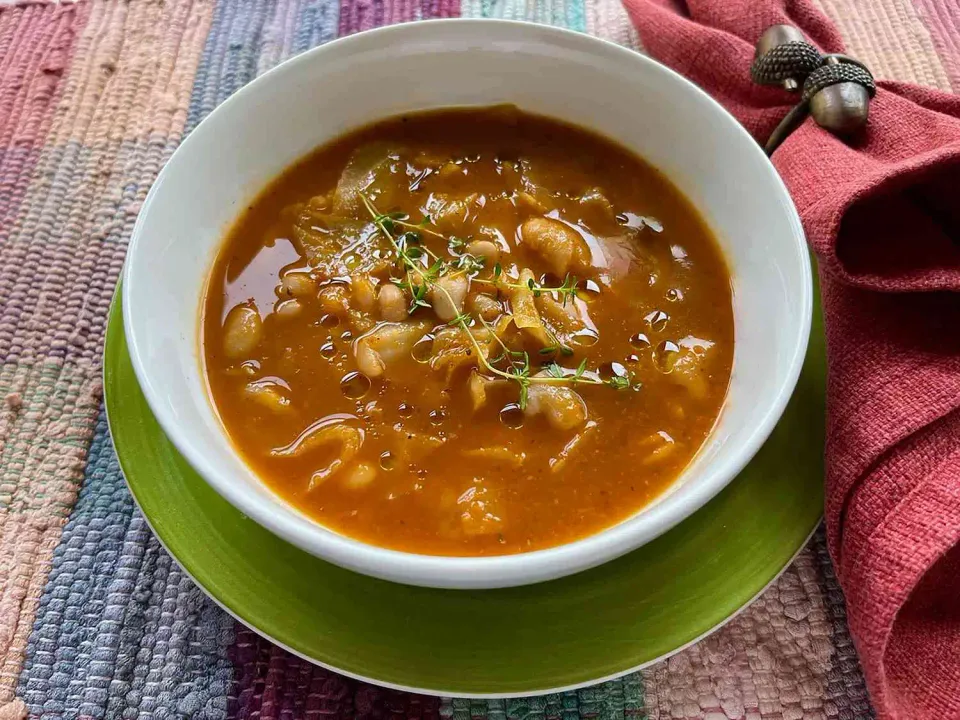 Sopa fácil de repollo y frijoles