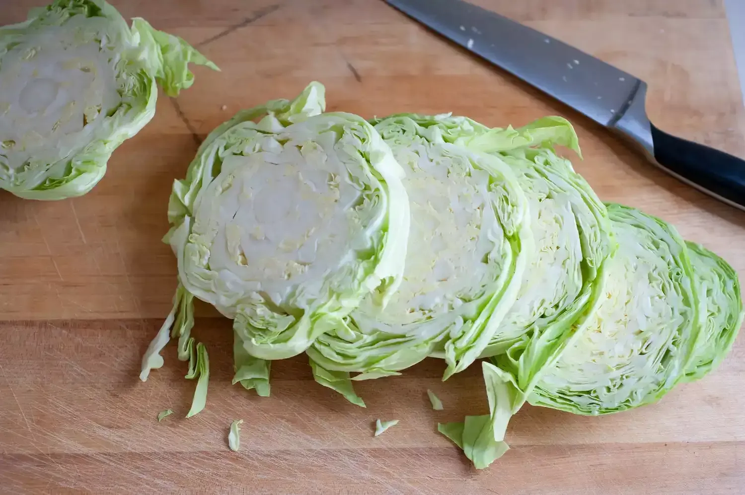 Filetes de Col Rostizados con Pan Rallado de Ajo: Receta de col asada con sabores ahumados