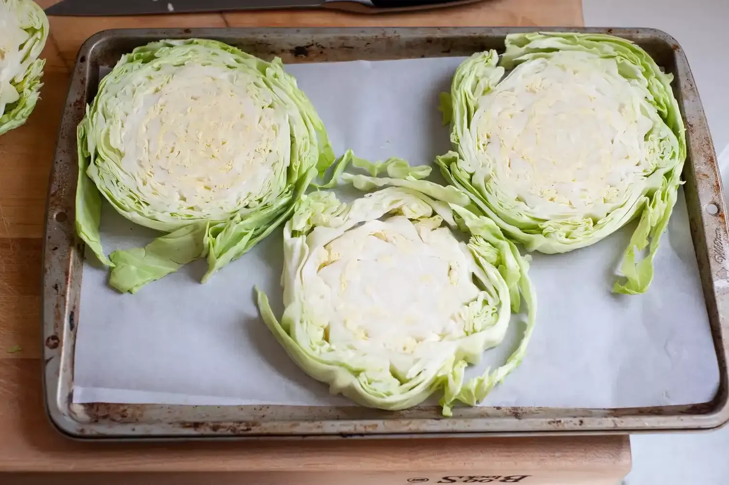 Filetes de Col Rostizados con Pan Rallado de Ajo: Receta de col asada con sabores ahumados