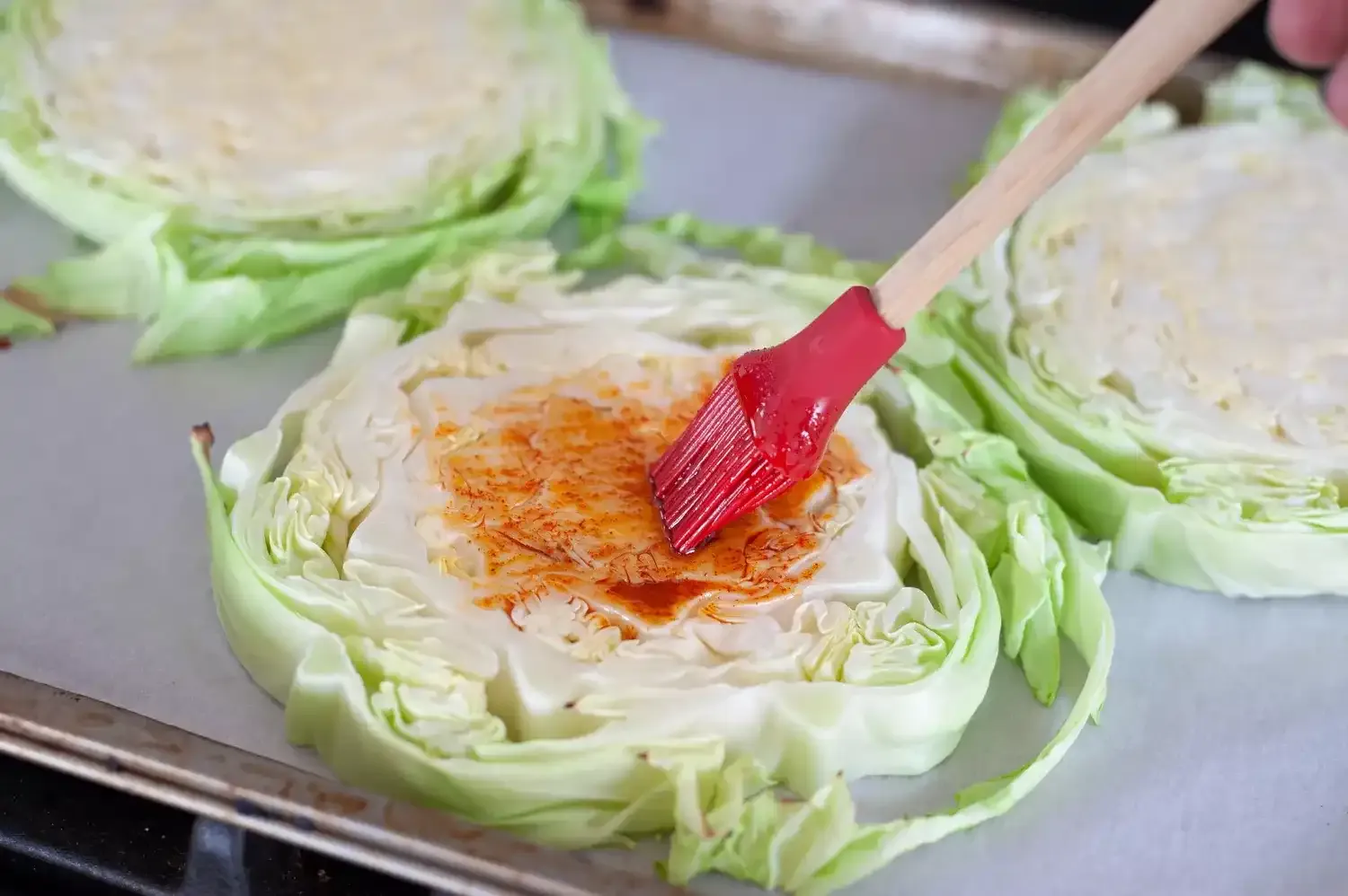 Filetes de Col Rostizados con Pan Rallado de Ajo: Receta de col asada con sabores ahumados