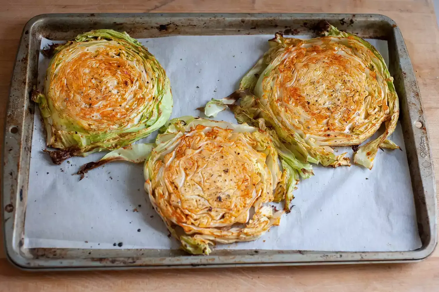 Filetes de Col Rostizados con Pan Rallado de Ajo: Receta de col asada con sabores ahumados