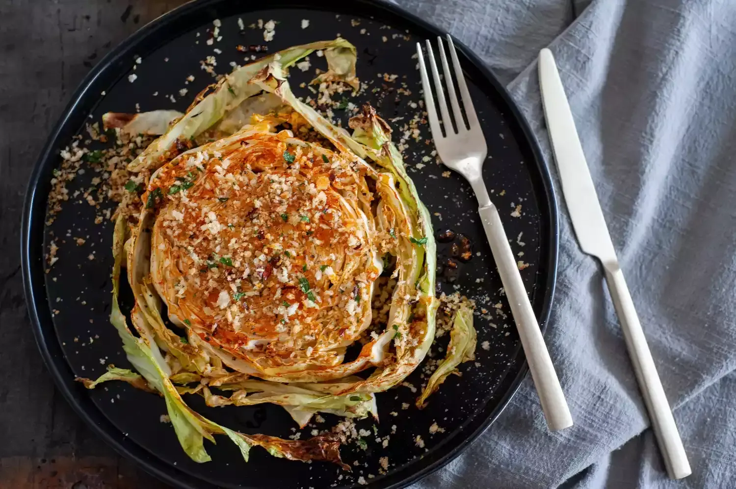 Filetes de Col Rostizados con Pan Rallado de Ajo: Receta de col asada con sabores ahumados