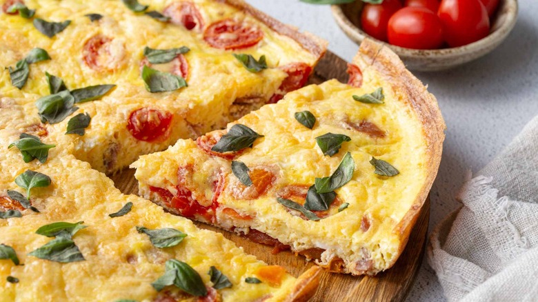 Frittata Perfecta: Receta Versátil de Tomate, Albahaca y Prosciutto para Cualquier Ocasión