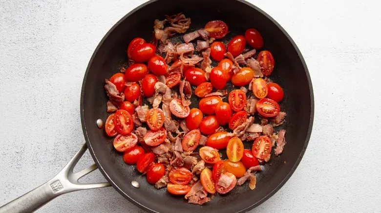 Frittata Perfecta: Receta Versátil de Tomate, Albahaca y Prosciutto para Cualquier Ocasión