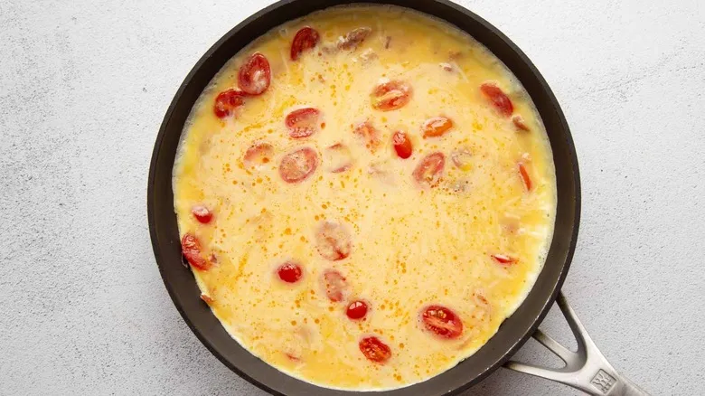 Frittata Perfecta: Receta Versátil de Tomate, Albahaca y Prosciutto para Cualquier Ocasión