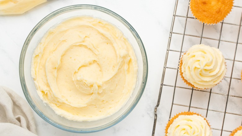 Glaseado Americano Buttercream: La Receta Clásica Infalible para Decorar Cupcakes y Pasteles