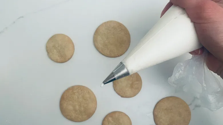 Glaseado Real Sin Huevo: Receta Fácil y Versátil para Decorar Tus Postres