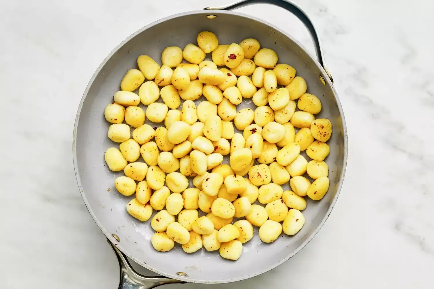 Gnocchi cremoso con tocino y guisantes