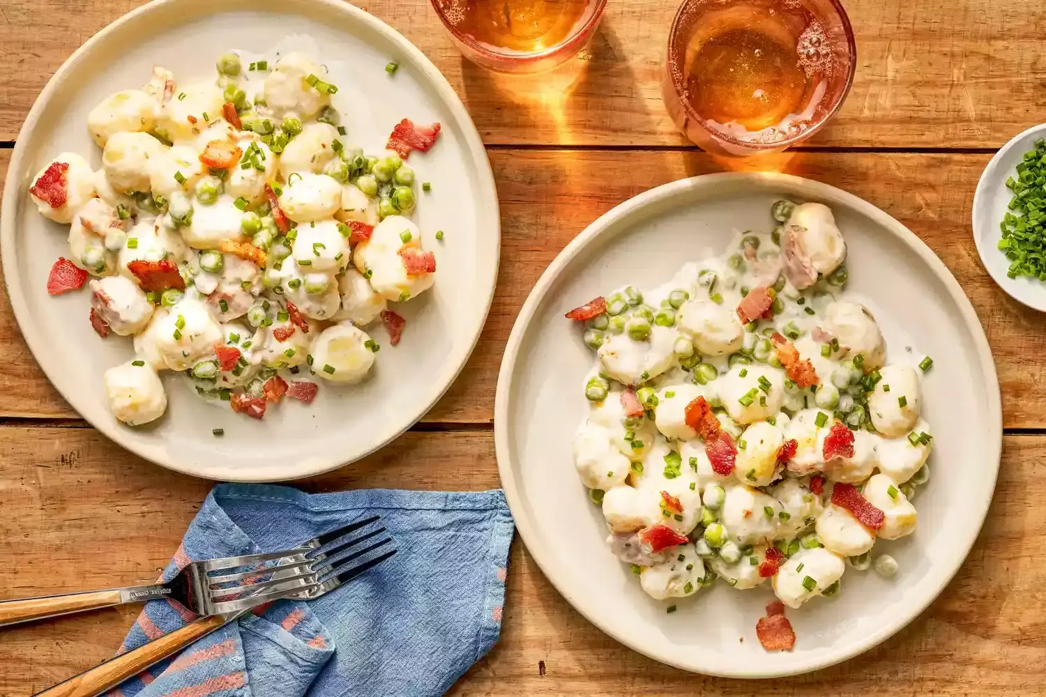 Gnocchi cremoso con tocino y guisantes