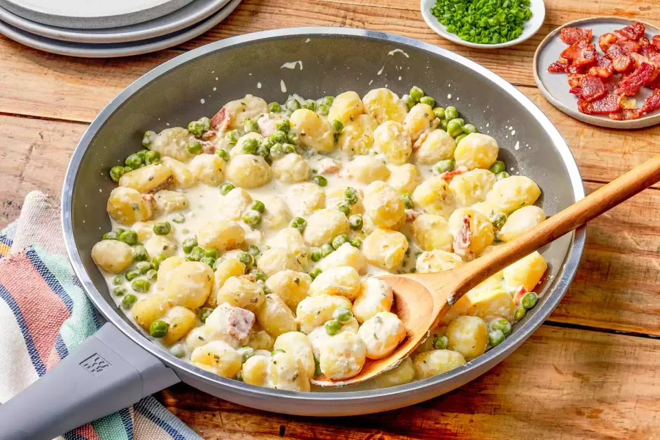 Gnocchi cremoso con tocino y guisantes