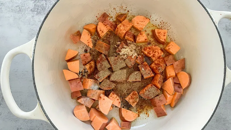 Guiso de Camote Especiado y Col Rizada: Receta Nutritiva y Confortable para una Alimentación Saludable