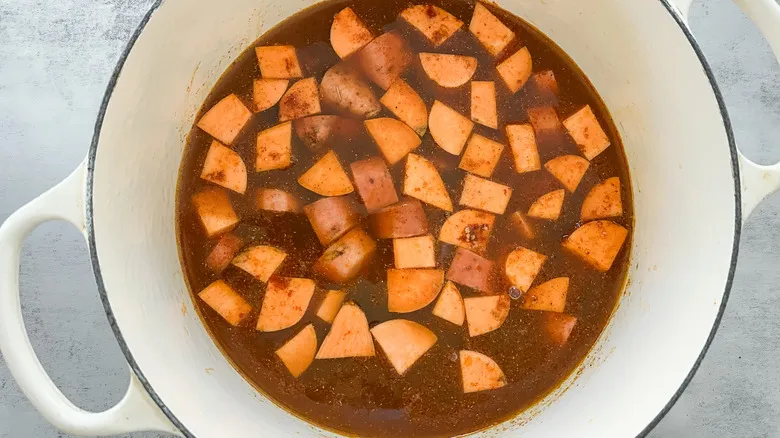Guiso de Camote Especiado y Col Rizada: Receta Nutritiva y Confortable para una Alimentación Saludable