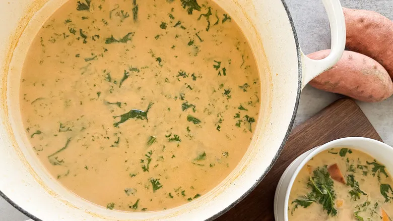 Guiso de Camote Especiado y Col Rizada: Receta Nutritiva y Confortable para una Alimentación Saludable