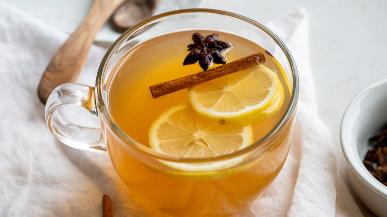 Hot Toddy Clásico: Receta Reconfortante con Whisky y Especias para Noches Frías