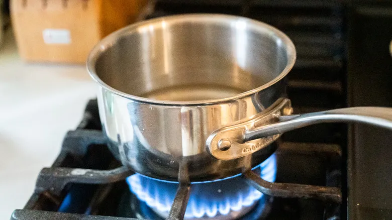 Hot Toddy Clásico: Receta Reconfortante con Whisky y Especias para Noches Frías
