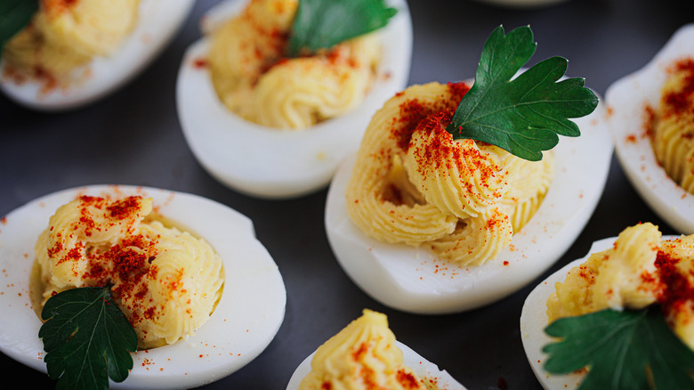 Huevos Rellenos Clásicos: La Receta Imprescindible para Deleitar a Tus Invitados