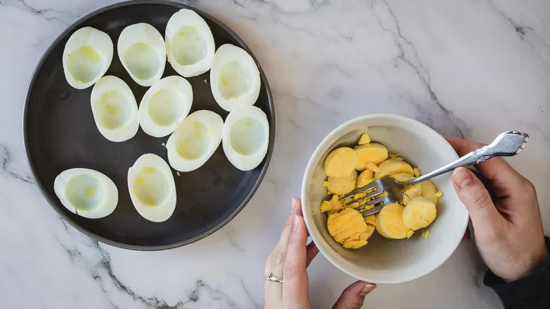Huevos Rellenos Clásicos: La Receta Imprescindible para Deleitar a Tus Invitados
