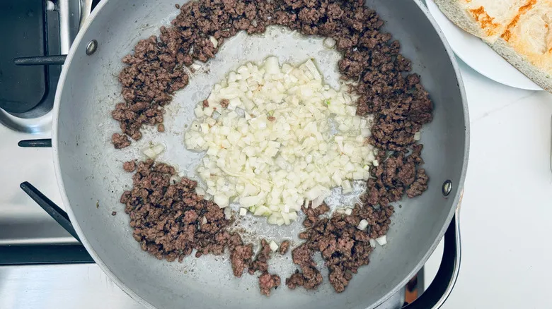 La Guía Definitiva del Sándwich Chopped Cheese: Receta Auténtica al Estilo Bodega de Nueva York