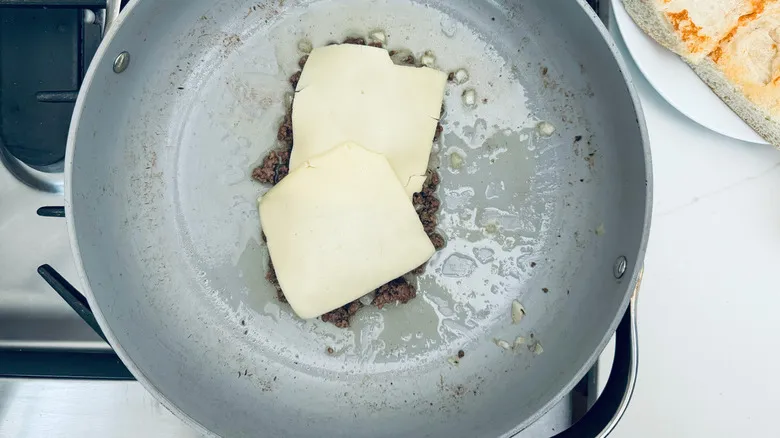 La Guía Definitiva del Sándwich Chopped Cheese: Receta Auténtica al Estilo Bodega de Nueva York