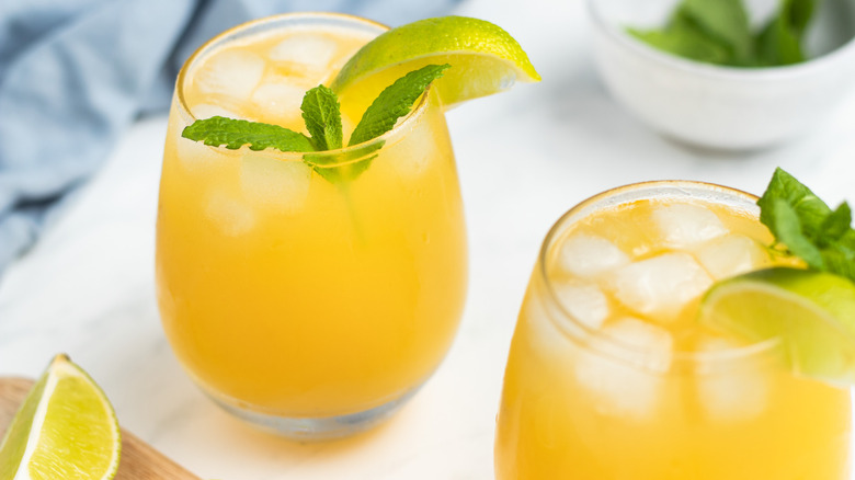 Mai Tai: La Guía Definitiva para Crear el Cóctel Tropical Perfecto en Casa