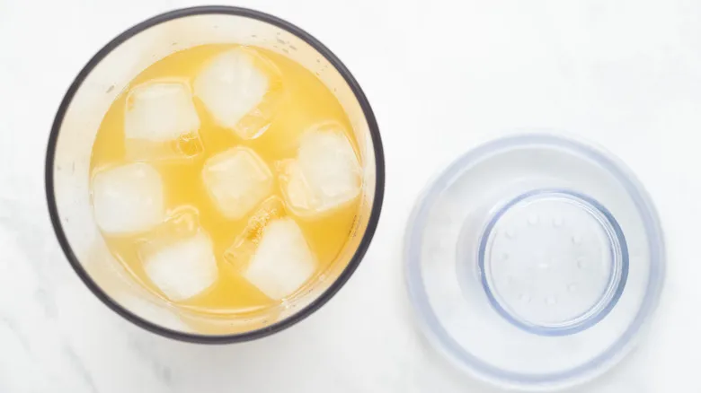 Mai Tai: La Guía Definitiva para Crear el Cóctel Tropical Perfecto en Casa
