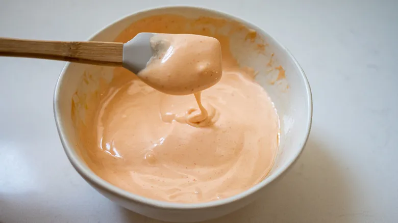 Mayonesa Picante Casera: La Receta Definitiva de 4 Ingredientes para Potenciar tus Platos