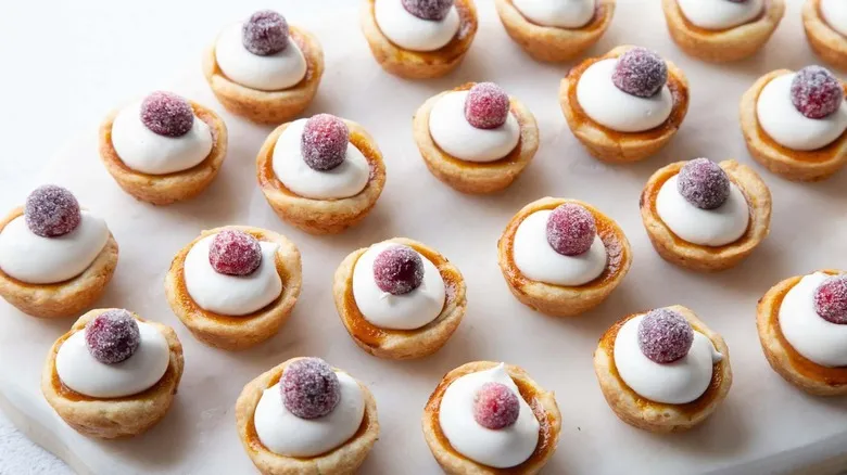 Mini Tartaletas Festivas de Calabaza y Arándanos: Receta Ideal para tus Celebraciones