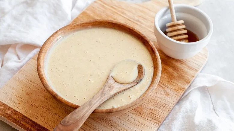 Mostaza con Miel Casera: La Receta Esencial para Aderezos y Más