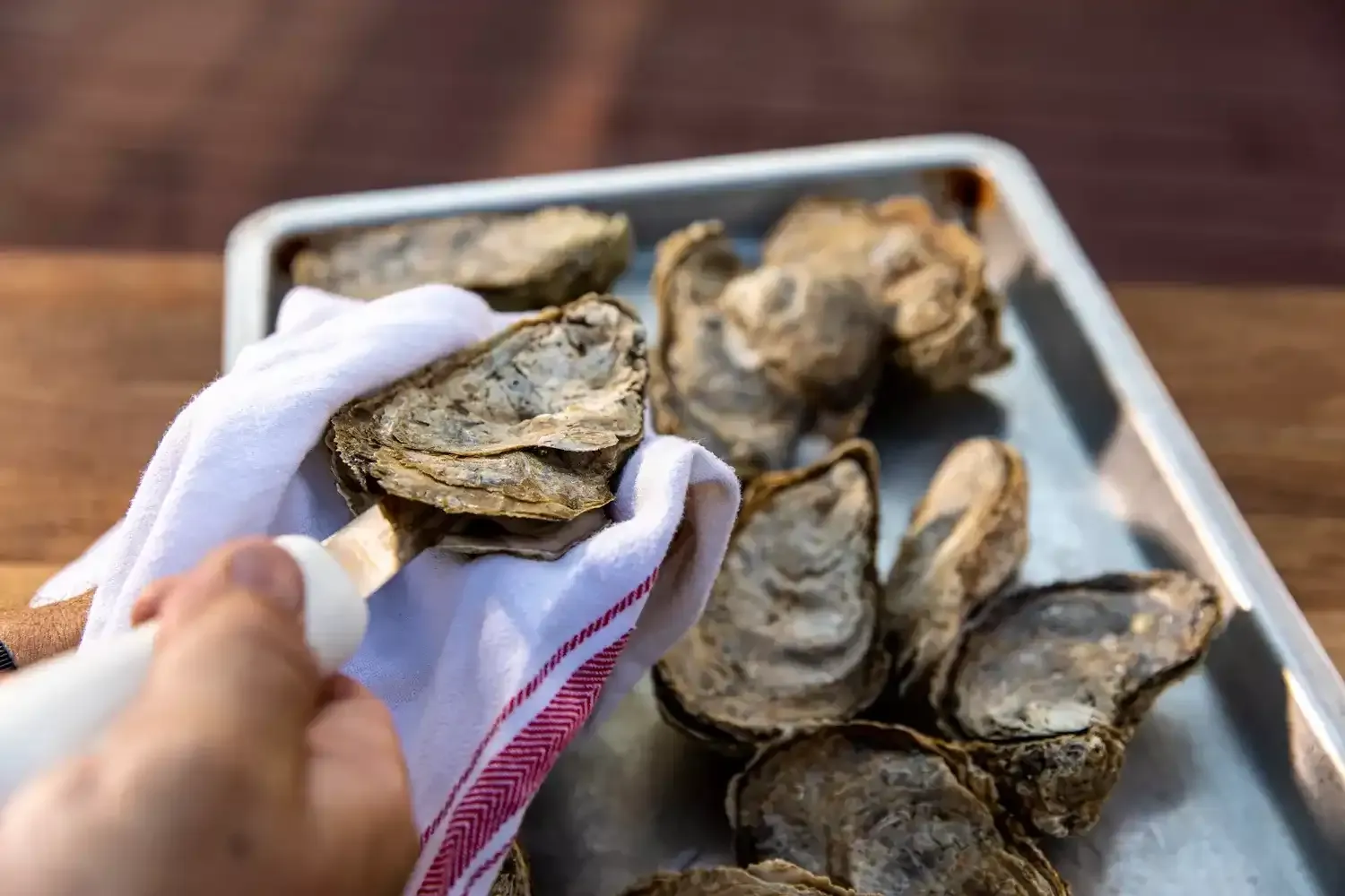 Ostras a la parrilla con mantequilla de miso picante" - Título SEO: "Receta de Ostras a la parrilla con mantequilla de miso