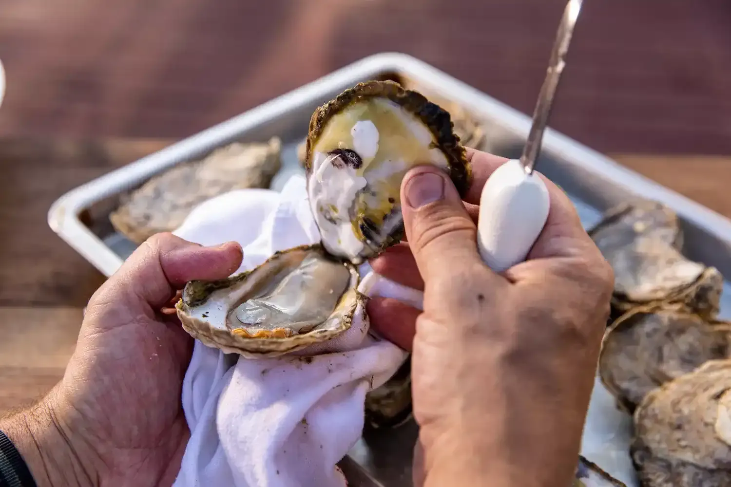 Ostras a la parrilla con mantequilla de miso picante" - Título SEO: "Receta de Ostras a la parrilla con mantequilla de miso