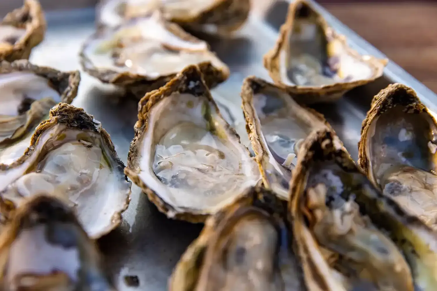 Ostras a la parrilla con mantequilla de miso picante" - Título SEO: "Receta de Ostras a la parrilla con mantequilla de miso