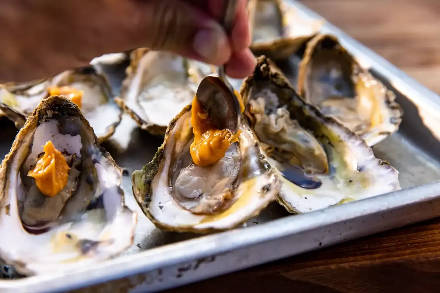 Ostras a la parrilla con mantequilla de miso picante" - Título SEO: "Receta de Ostras a la parrilla con mantequilla de miso