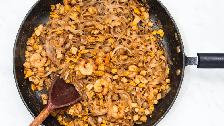 Pad Thai con Camarones: Receta Clásica y Fácil para Deleitar tu Paladar