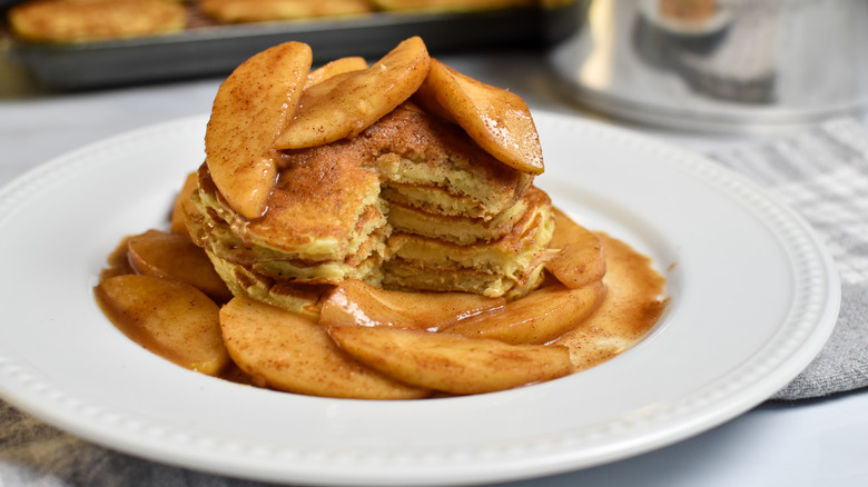 Panqueques de Suero de Leche con Manzana y Canela: Receta Perfecta para un Desayuno Reconfortante