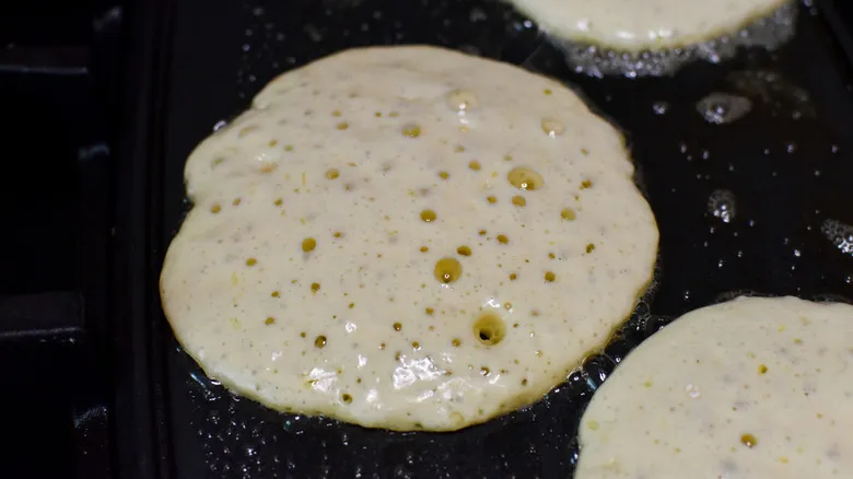 Panqueques de Suero de Leche con Manzana y Canela: Receta Perfecta para un Desayuno Reconfortante