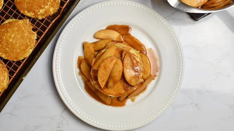 Panqueques de Suero de Leche con Manzana y Canela: Receta Perfecta para un Desayuno Reconfortante