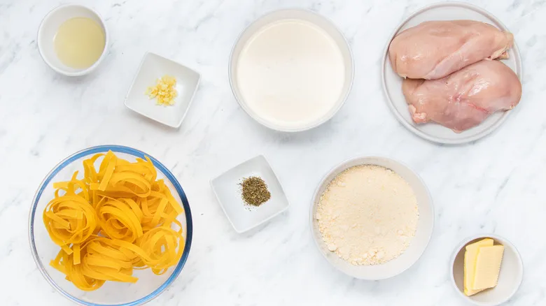 Pasta Alfredo Cremosa con Pollo: La Receta Indulgente y Sencilla para Tu Mesa