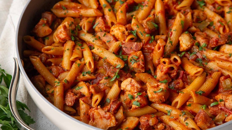 Pastalaya: La Fusión Perfecta de Pasta y Jambalaya en una Receta de Una Sola Sartén