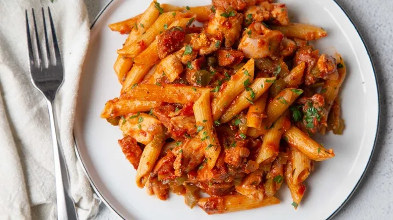 Pastalaya: La Fusión Perfecta de Pasta y Jambalaya en una Receta de Una Sola Sartén