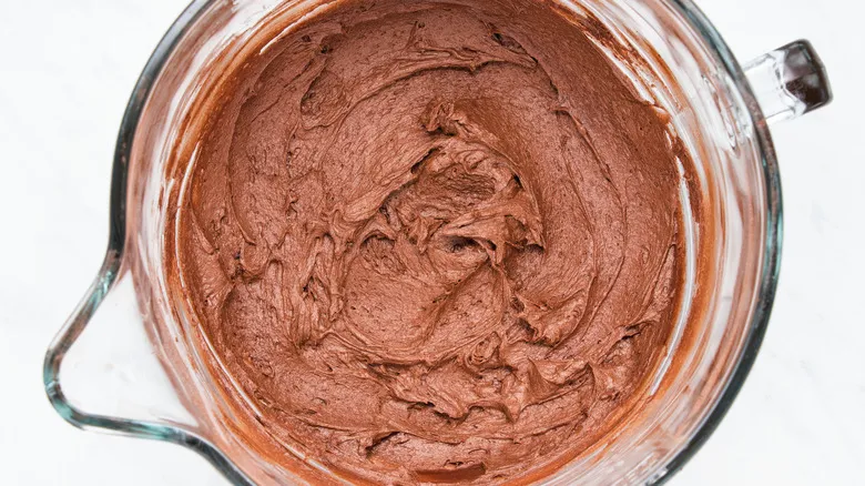 Pastel de Chocolate de Dos Capas: Receta Infalible para un Postre Casero Perfecto